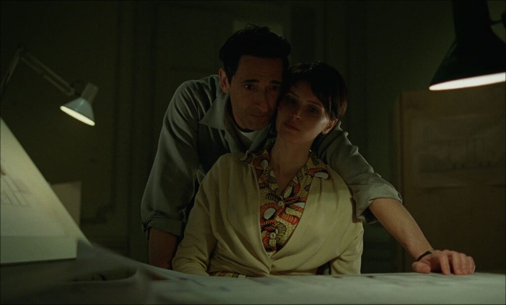 
Adrien Brody y Felicity Jones | The Brutalist