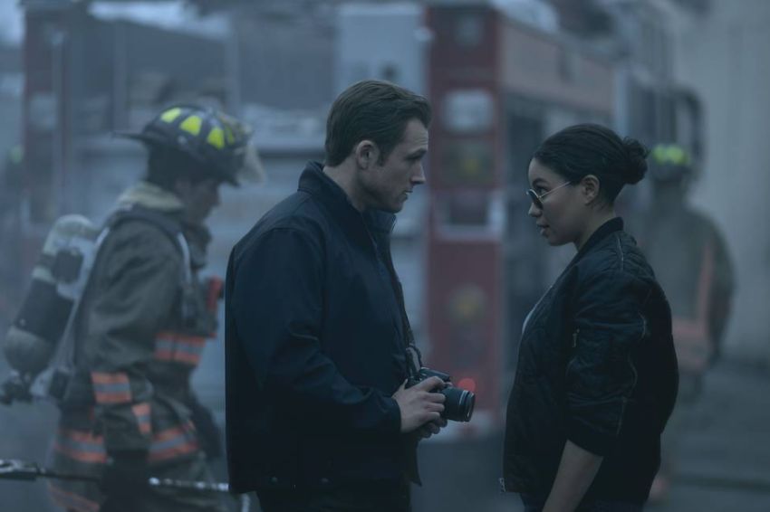 Taron Egerton y Jurnee Smollett en Smoke | Apple TV+